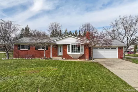 2790 Costa Mesa Rd, Waterford, MI 48329