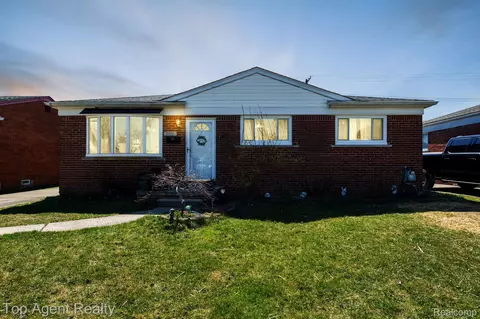 21552 Barton St, Saint Clair Shores, MI 48081