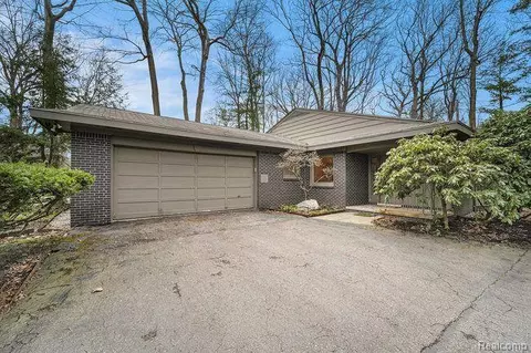 3163 Kingsley Dr, Troy, MI 48084