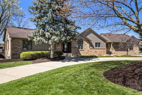 6877 Thompson Ln, White Lake, MI 48383