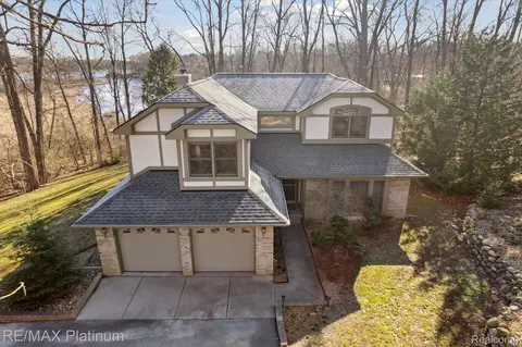 9099 Honey Locust Way, Brighton, MI 48116