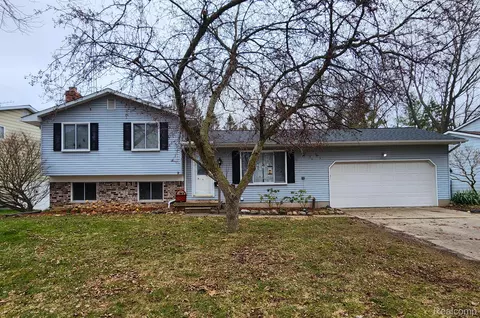 326 Cedarwood Dr, Flushing, MI 48433