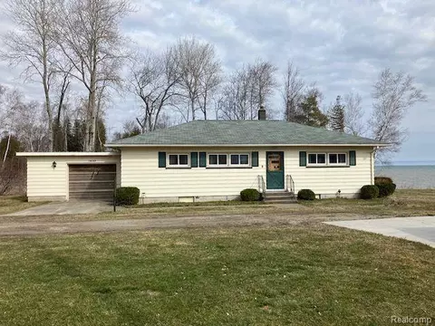 1439 Lakeside Dr, Harbor Beach, MI 48441