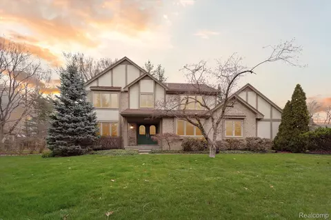2223 Hickory Leaf Dr, Rochester Hills, MI 48309