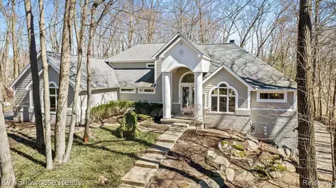 5910 Lynne Hollow Dr, Commerce Twp, MI 48382