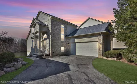 715 Pointe Ct, Milford, MI 48381