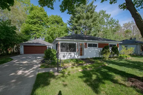2203 Briggs St, Waterford, MI 48329
