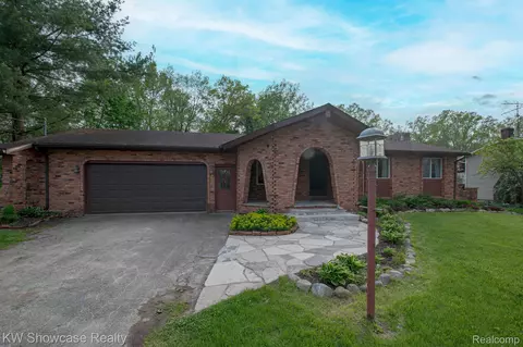 9847 Bloomhill Dr, Rose, MI 48442