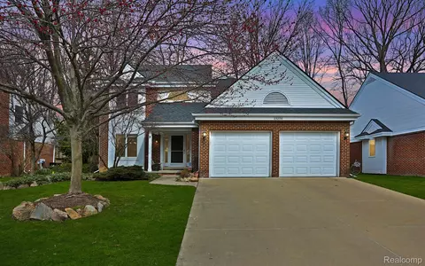 23296 Longacre, Farmington, MI 48335