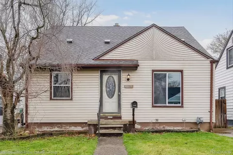 29711 Quinkert St, Roseville, MI 48066