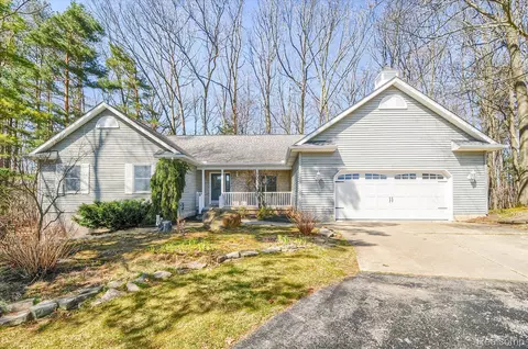 125 Pineview Dr, Lapeer, MI 48446