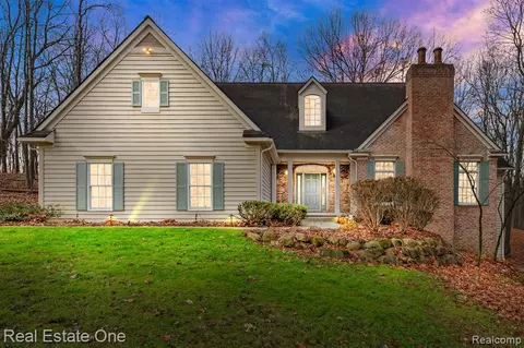 6575 High Pine Dr, Davisburg, MI 48350