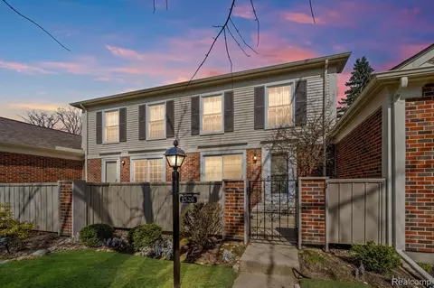 1526 Hidden Valley Ln, Rochester Hills, MI 48306