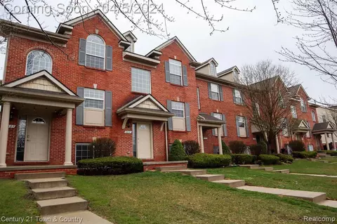 6331 Waldon Center Dr, Clarkston, MI 48346