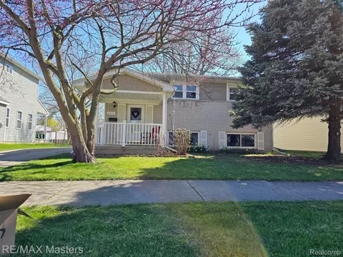 23171 Candace Dr, Rockwood, MI 48173