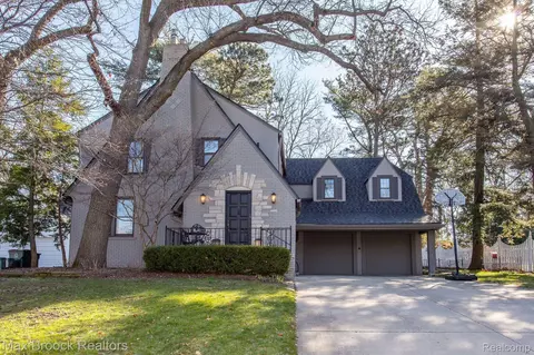 26640 Huntington Rd, Huntington Woods, MI 48070
