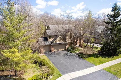 7274 Village Square Dr, West Bloomfield, MI 48322