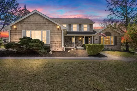 1197 Kinlock Dr, Troy, MI 48098