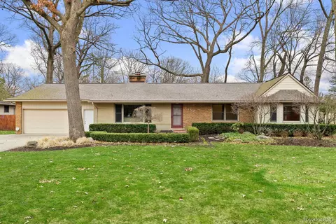 1350 Woodlow St, Waterford, MI 48328