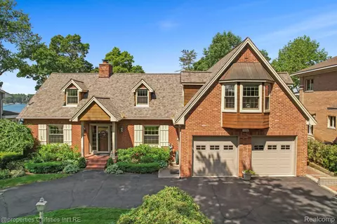 3426 Edgewood Park Dr, Commerce, MI 48382