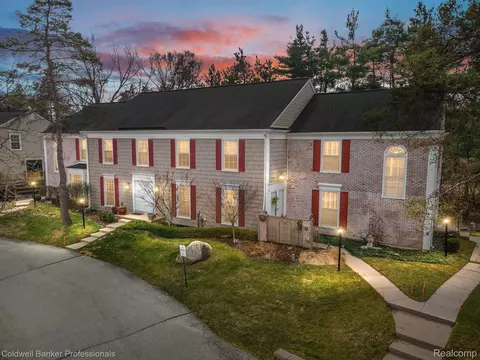 1367 Autumn Ln, Rochester Hills, MI 48306