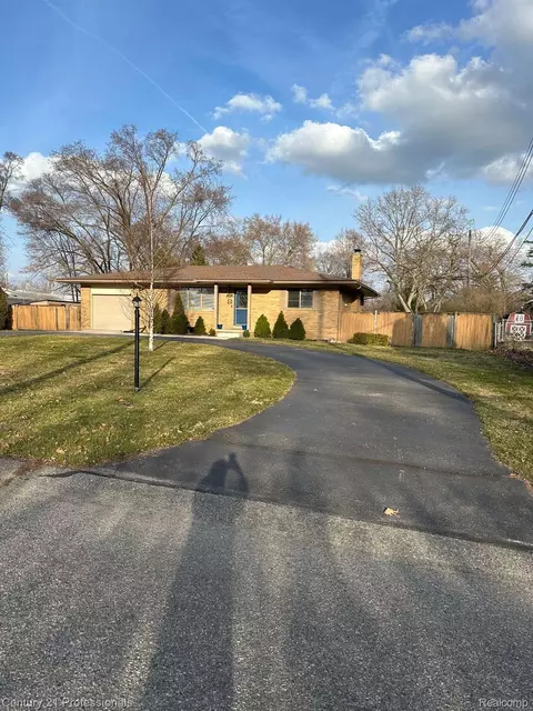 11196 Laurel St, Livonia, MI 48150