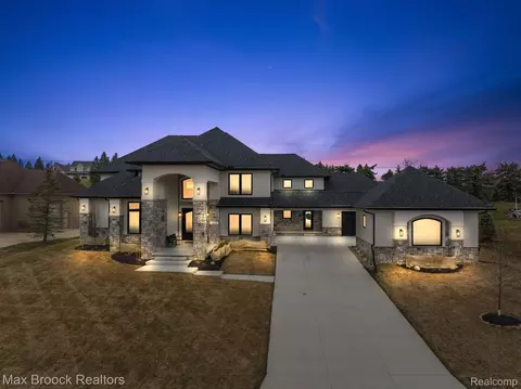 10464 Stoney Point Dr, Green Oak, MI 48178