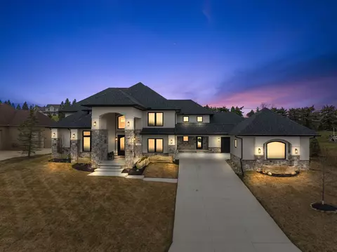 10464 Stoney Point Dr, Green Oak, MI 48178