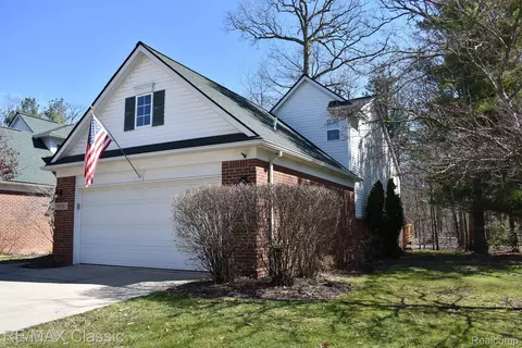 683 Chestnut Dr, Wixom, MI 48393