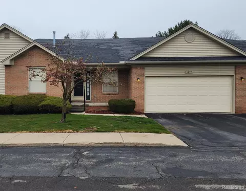 11425 Celtic Manor Dr, Warren, MI 48089
