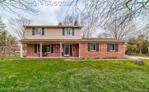 5385 Milane Cir, Clarkston, MI 48346