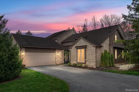 30260 Oakview Way, Bingham Farms, MI 48025