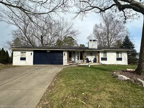 8521 Windy Hill Pkwy, Grand Blanc, MI 48439