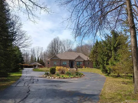 21444 Beech Daly Rd, Brownstown, MI 48134