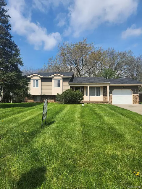 1032 Lask Dr, Flint, MI 48532