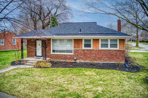 22404 Edgewood St, Saint Clair Shores, MI 48080