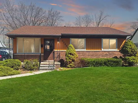 22607 Clairwood St, Saint Clair Shores, MI 48080