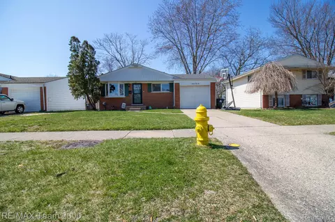 1642 S Berry St, Westland, MI 48186