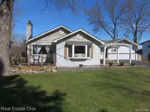 870 Otter Ave, Waterford, MI 48328