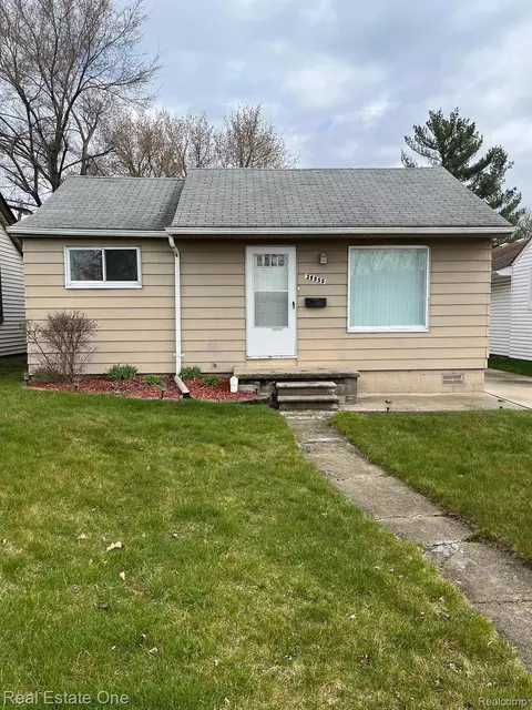 29050 Beechwood St, Garden City, MI 48135