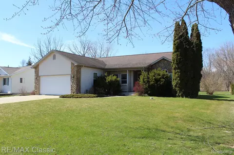12128 Clover Knoll Rd, Fenton, MI 48430