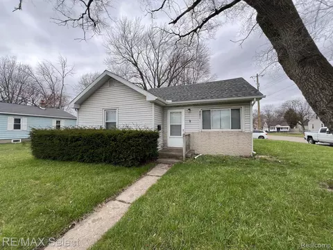 802 W Atherton Rd, Flint, MI 48507 photo 1