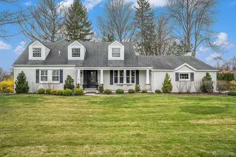 5546 Kingsmill Dr, Bloomfield Hills, MI 48301