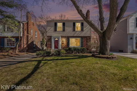 19234 Linville St, Grosse Pointe Woods, MI 48236