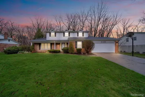 6105 Pinecroft Dr, West Bloomfield, MI 48322