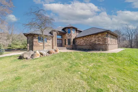 5895 Allison Crt Ct, Brandon, MI 48371