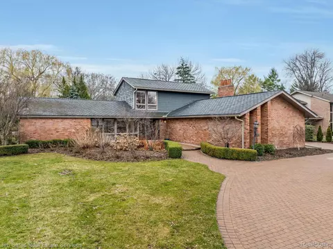 55 Woodland Shores Dr, Village Of Grosse Pointe Shores, MI 48236