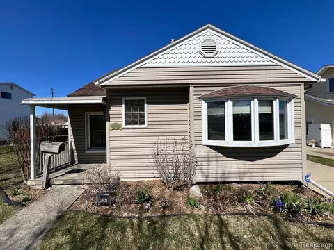18541 Brohl St, Roseville, MI 48066