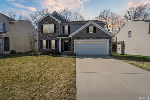 378 Ridgewood Dr N, Brandon, MI 48462