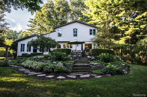 1970 Applewood Ln, Milford, MI 48381